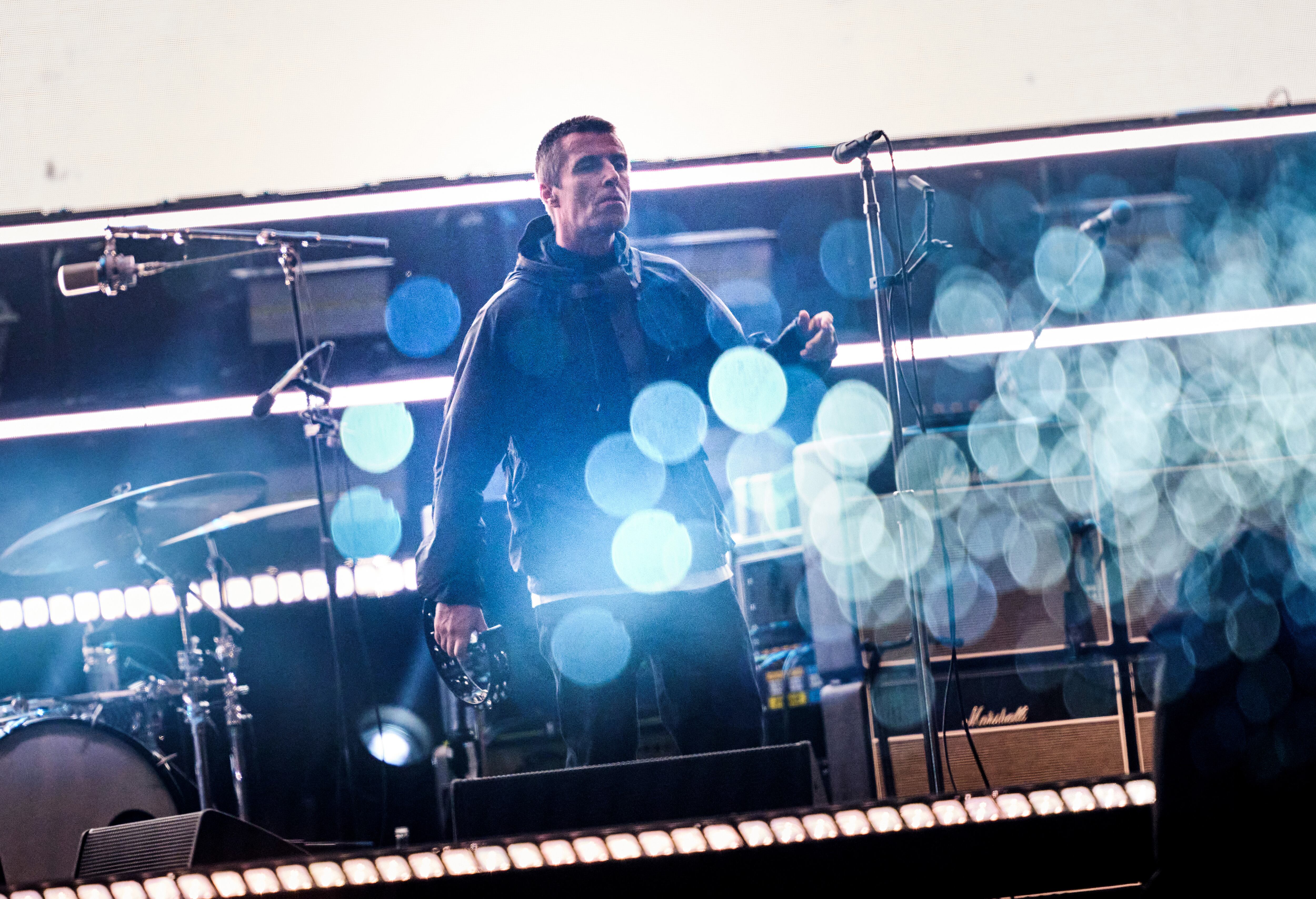 Los Gallagher salen de la mano y ofrecen un sensacional concierto en la primera fecha de Oasis