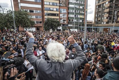 maestro Guerassim Voronkov dirige cacerolazo en protestas en Colombia