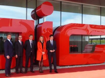 José Luis Bilbao, en el centro, junto a las autoridades que han asistido este lunes a la inauguración de la tercera fase de AIC, en Amorebieta.