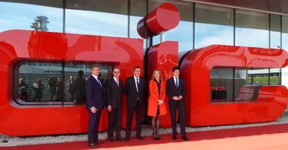 José Luis Bilbao, en el centro, junto a las autoridades que han asistido este lunes a la inauguración de la tercera fase de AIC, en Amorebieta.