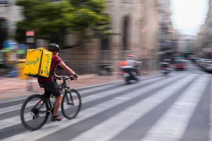 un repartidor de Glovo por las calles de Valencia, el 21 de septiembre.