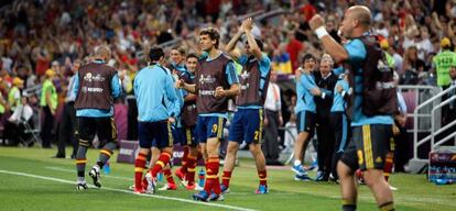 El banquillo de la selección celebra el primer gol de Xabi Alonso ante Francia.