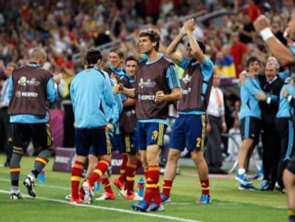 El banquillo de la selección celebra el primer gol de Xabi Alonso ante Francia.