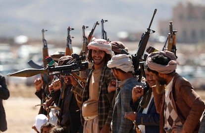 Un grupo de reclutas recién movilizados por la milicia hutí, el pasado lunes cerca de Saná.