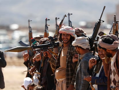 Miembros recién reclutados de los hutíes durante una reunión al final de un entrenamiento militar, en las afueras de Saná (Yemen) este lunes.