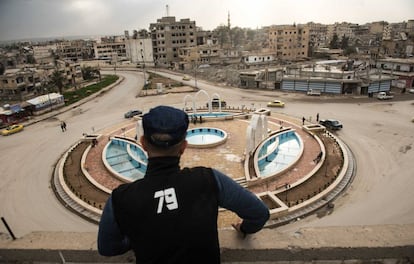 Abu Dalal, 33 anos, olha para a Praça do Paraíso de Raqa, onde o Estado Islâmico realizou execuções públicas.