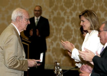 Pablo Palazuelo recibe de la infanta Cristina la medalla del Premio Velázquez, ante Eduardo Serra.