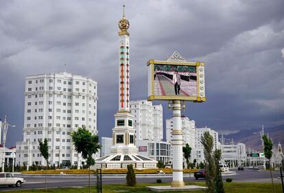 Mercurio. Termómetro gigante coronando una rotonda y pantalla que emite vídeos ceremoniales en el centro de Ashgabat.