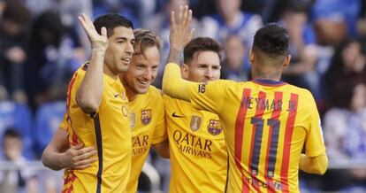 Los jugadores del Bar&ccedil;a festejan un gol ante el D&eacute;por.