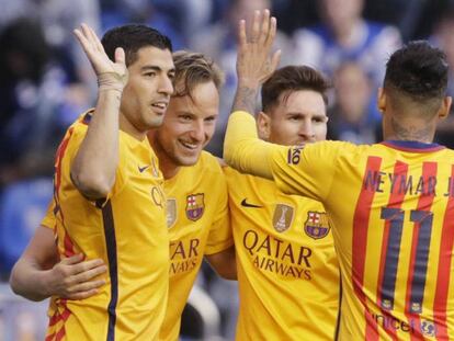 Los jugadores del Bar&ccedil;a festejan un gol ante el D&eacute;por.