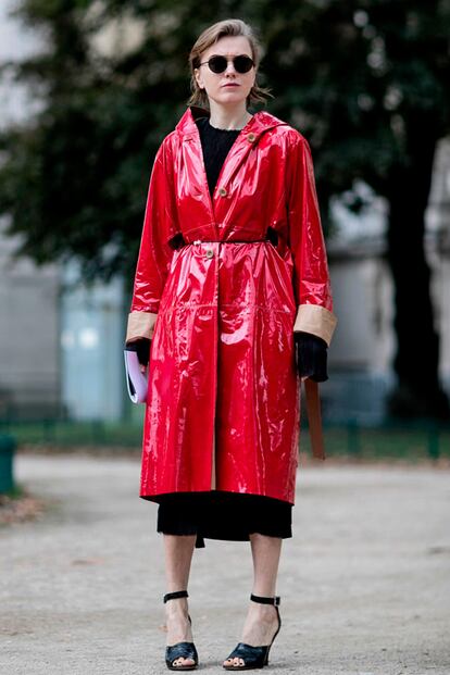 La gabardina/impermeable roja de charol es una de las prendas que más veremos los próximos meses. Y París ya nos ha dejado varios ejemplos como este.