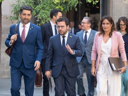 El presidente de la Generalitat, Pere Aragonès, junto al vicepresidente Jordi Puigneró y la consejera de Presidencia, Laura Vilagrà, a su entrada este martes a la reunión semanal del Govern.