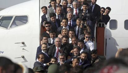 Momento de la llegada de Dostum a Kabul (en el centro, con corbata de rayas blancas y rojas), este sábado.