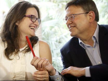  Ximo Puig y  M&ograve;nica Oltra en el acto celebrado en el Jard&iacute;n Bot&aacute;nico de Valencia para escenificar la reanudaci&oacute;n de las negociaciones.