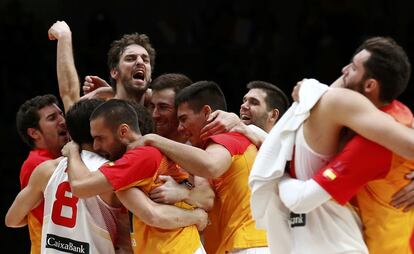 Paul Gasol y sus compañeros de la selección española de baloncesto celebran su victoria sobre Grecia y su consiguiente entrada en las semifinales del Eurobasket 2015, que finalmente ganó, en el estadio Pierre Mauroy en Villeneuve d'Ascq, cerca de Lille, Francia.