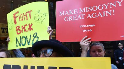 Gente protestando por el trato de Trump a la mujeres. 