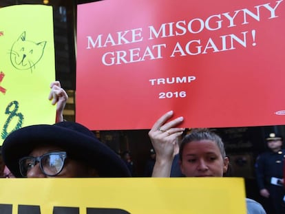 Gente protestando por el trato de Trump a la mujeres. 