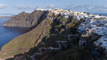 Vista aérea de la isla de Santorini, este martes. 