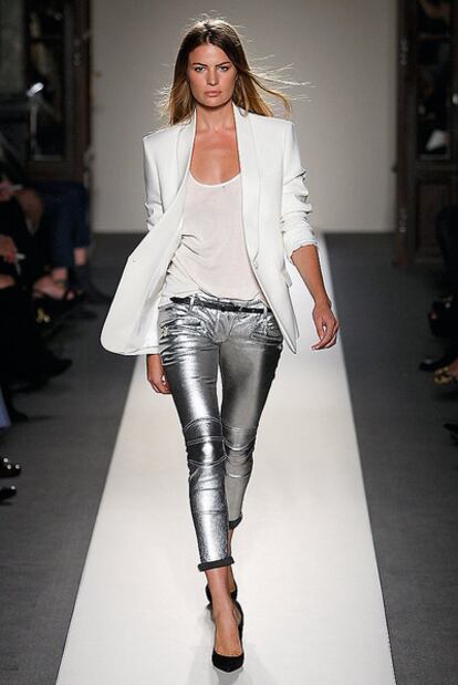 La modelo Cameron Russell ha trabajado para los grandes. En la foto, con un pantalón plateado de Balmain para esta temporada.