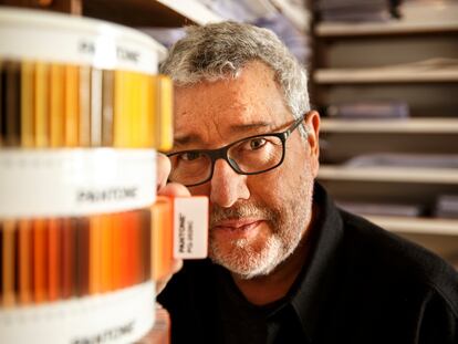 El diseñador industrial Philippe Starck fotografiado en su casa en Sintra, Portugal. 