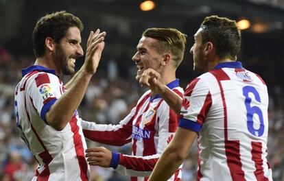 Griezmann celebra junto con Koke el gol de Raúl Garcia en el derbi ante el Real Madrid.