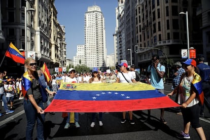 La marcha, encabezada por representantes de asociaciones venezolanas y responsables del PP, Ciudadanos y PSOE, quiere ser una réplica de la manifestación del día 1 en Caracas para pedir que este año se celebre un referéndum revocatorio del mandato de Maduro, pero también para que se abra un canal de ayuda humanitaria a Venezuela.