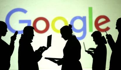 Usuarios de dispositivos móviles ante el logo de Google.