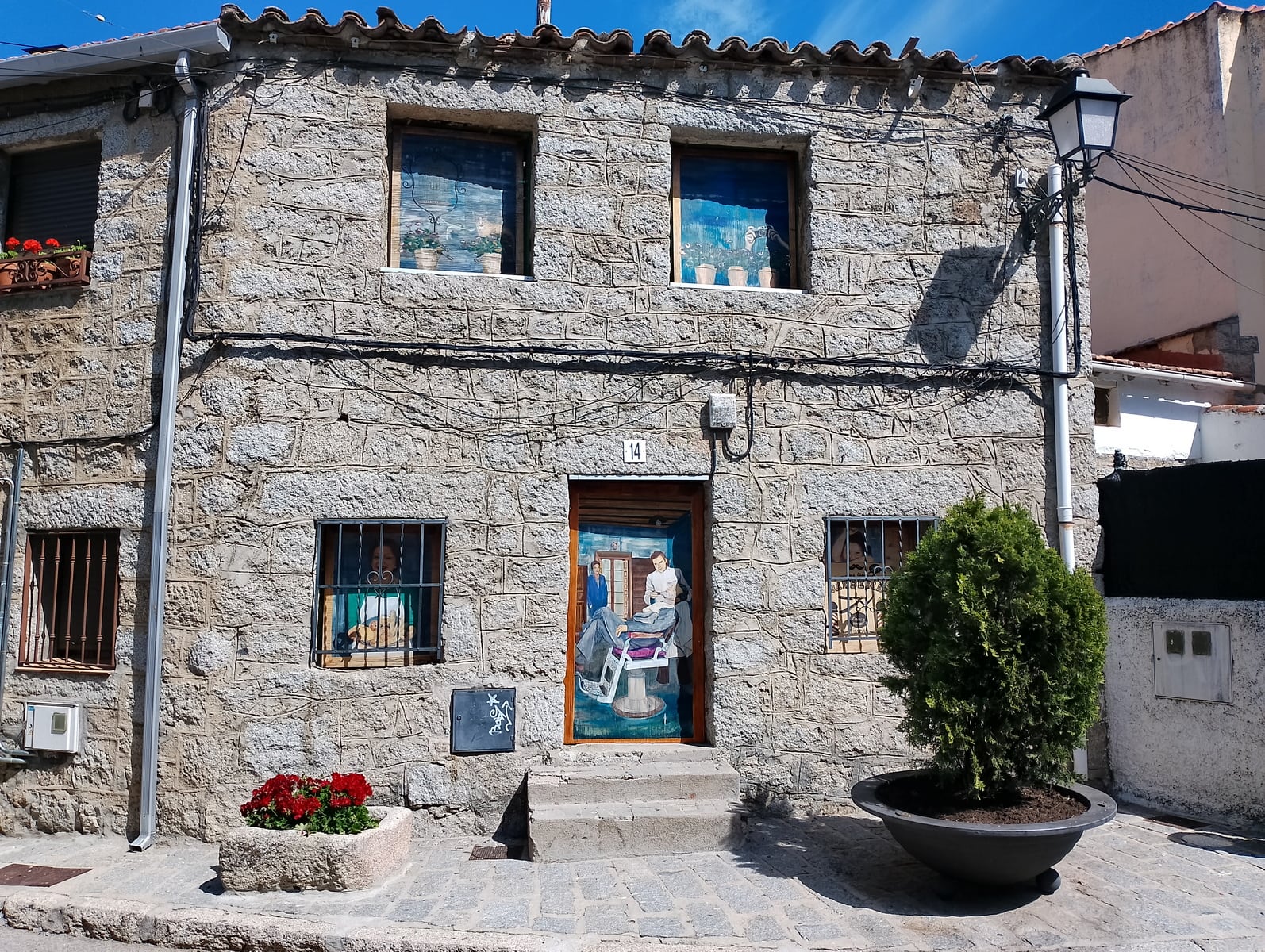 Una de las fachadas intervenidas del proyecto Casas con Vida. /CEDIDA CAM