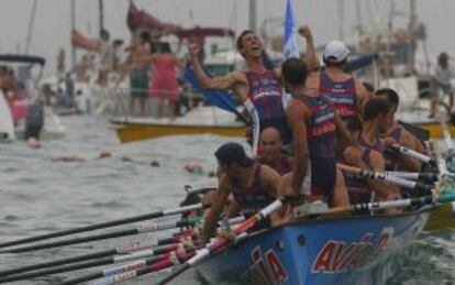 Los remeros de la trainera de Urdaibai celebran su victoria en la bandera de la Concha de 2010, en San Sebastián.