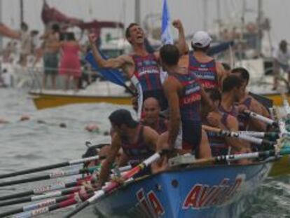 Los remeros de la trainera de Urdaibai celebran su victoria en la bandera de la Concha de 2010, en San Sebastián. 