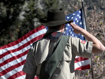 Un niño de los Boy Scouts en el Juramento a la bandera durante la ceremonia del Día de los veteranos en Wrightwood, California, en una imagen de archivo.