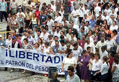 Pescadores de Isla Cristina, ayer, en la cabeza de la manifestación por la liberación de Agustín García.