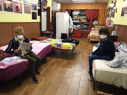 Dos mujeres con mascarilla en una habitación de la Casa de Cádiz