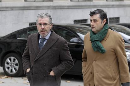 Francisco Granados, a la izquierda, con su abogado, Javier Vasallo.