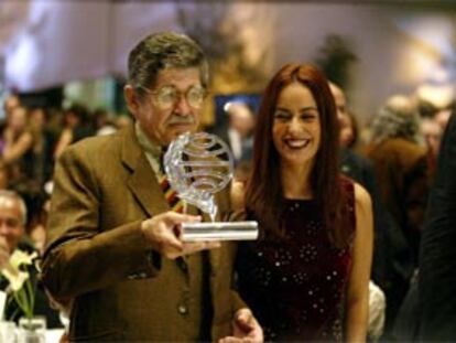 Alfredo Bryce Echenique, ganador del Premio Planeta, y la finalista, Maria de la Pau Janer, ayer en Barcelona tras recibir el galardón.