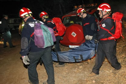 Los bomberos se llevan el cadáver del cazador fallecido en Alcudia de Veo.