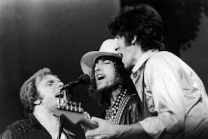 De izquierda a derecha, Van Morrison, Bob Dylan y Robbie Robertson durante una actuación.