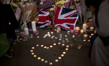 Vigília na Albert Square, em Manchester.
