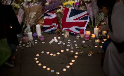 Vig&iacute;lia na Albert Square, em Manchester.