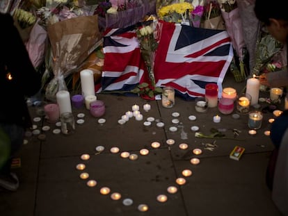 Vig&iacute;lia na Albert Square, em Manchester.