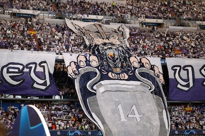  Aficionados del Real Madrid muestran una pancarta por sus 14 Copas de Europa ganadas