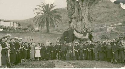 Sailors from the ‘Schleisen’ pose with members of the Falange in front of the ancient ‘Drago milenario’ tree at Icod de los Vinos, in Tenerife.