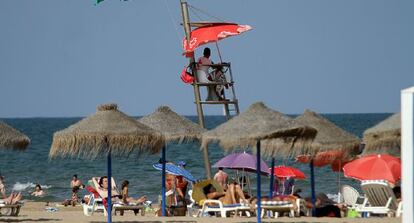 Un socorrista vigila ayer desde su torre en una playa de Valencia.