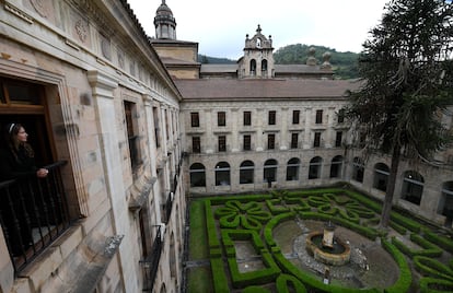 El claustro noble del monasterio de Corias, que conserva un jardín de boj y una araucaria centenaria traída de Chile.