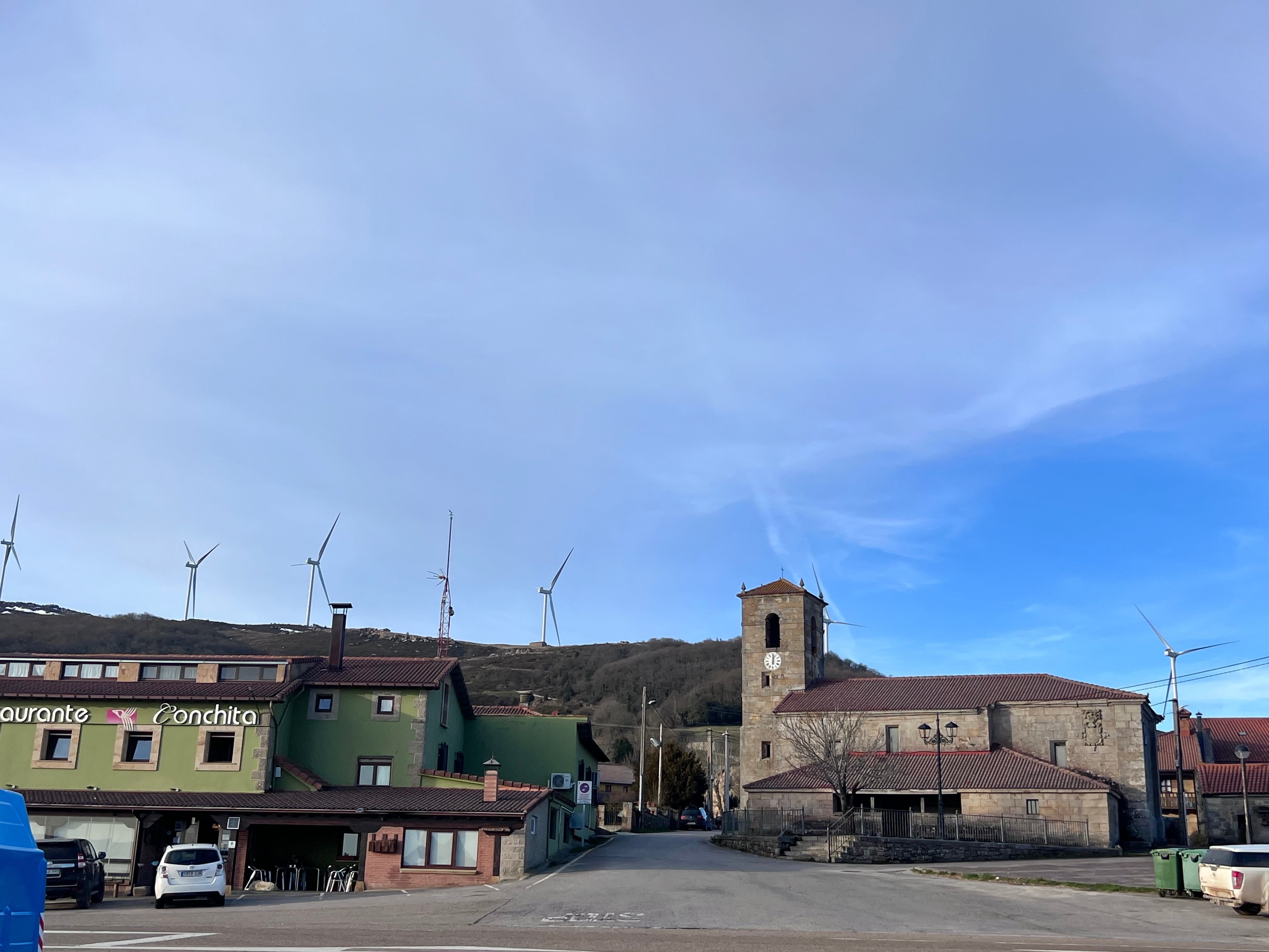 El pulso social contra un gran parque eólico en El Escudo (Cantabria) paraliza las obras a falta de dos molinos para terminar