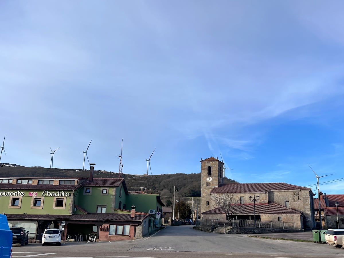 El pulso social contra un gran parque eólico en El Escudo (Cantabria) paraliza las obras a falta de dos molinos para terminar