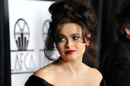 Helena Bonham-Carter – Cuando la actriz británica decidió contactar con la princesa Margarita a través de una sesión de espiritismo para saber si debía aceptar el papel en la series de Netflix The Crown, lo que más parecía preocupar al fantasma de la fallecida es el look con el que sería representada en pantalla. Según ha contado la propia intérprete, durante la sesión de espiritismo Margarita no solo le dio su bendición para darle vida –“la otra actriz en la que pensaban era peor que tú”, sugirió–, sino que la apremió a cortarse el pelo y aparecer “más arreglada y pulcra”. “Me dijo: tienes que fumar bien. Yo fumaba de una manera muy concreta. Recuerda esto –es un comentario importante– la boquilla del cigarro era un arma tanto para fumar como para expresarme”.