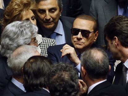 El ex primer ministro italiano Silvio Berlusconi (en el centro, con gafas de sol), el s&aacute;bado en el Senado, en Roma.