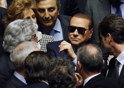 El ex primer ministro italiano Silvio Berlusconi (en el centro, con gafas de sol), el s&aacute;bado en el Senado, en Roma.