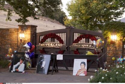 Los 'fans' de Michael Jackson dejaron flores ante las puertas de Neverland en su 51 cumpleaños.